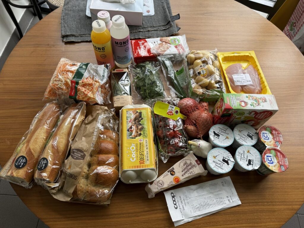スイス、ジュネーブで食料品を買うと126.40ユーロ(119.10スイスフラン)はいくらですか🇨🇭