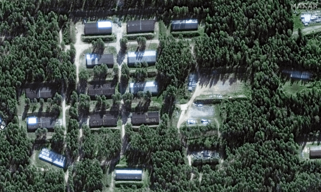 「マクサーは、ロシア南部西部のロシア弾薬庫の被害を示す新しい高解像度の衛星画像を大量に収集しました。まずは、オクチャブリスキー弾薬庫の弾薬保管施設のビフォーアフター写真から。」 - ジョージ・バロス