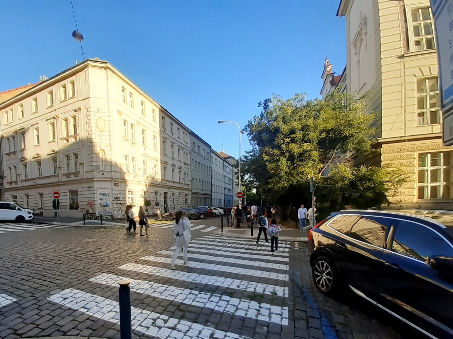 「通学路」の導入後、親の5分の1が子どもを車で学校に連れて行くのをやめ、安全への不安が減った - 「朝の渋滞が解消され、子どもの安全を心配して車で車で送り迎えする親が増えた」学校に行くことはもう怖がる必要はありません、それは一人で歩くことです。」