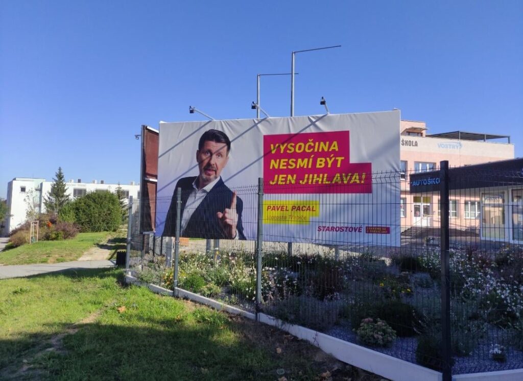 プラハとブルノ以外に相互に敵意を感じている都市はどこですか?それはどのように現れますか?
