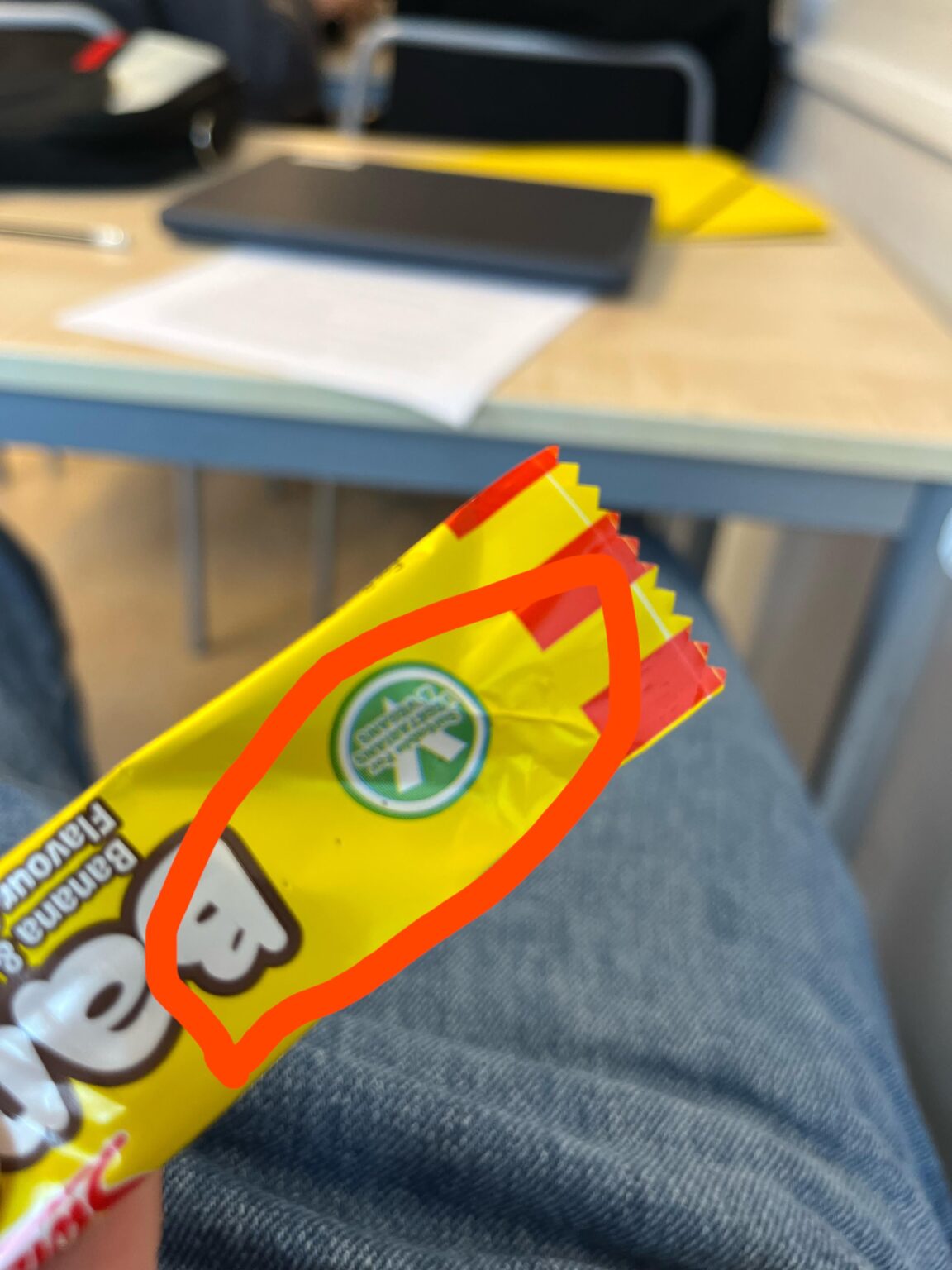 バナナスキッドのプラスチックに小さな穴がありますか？