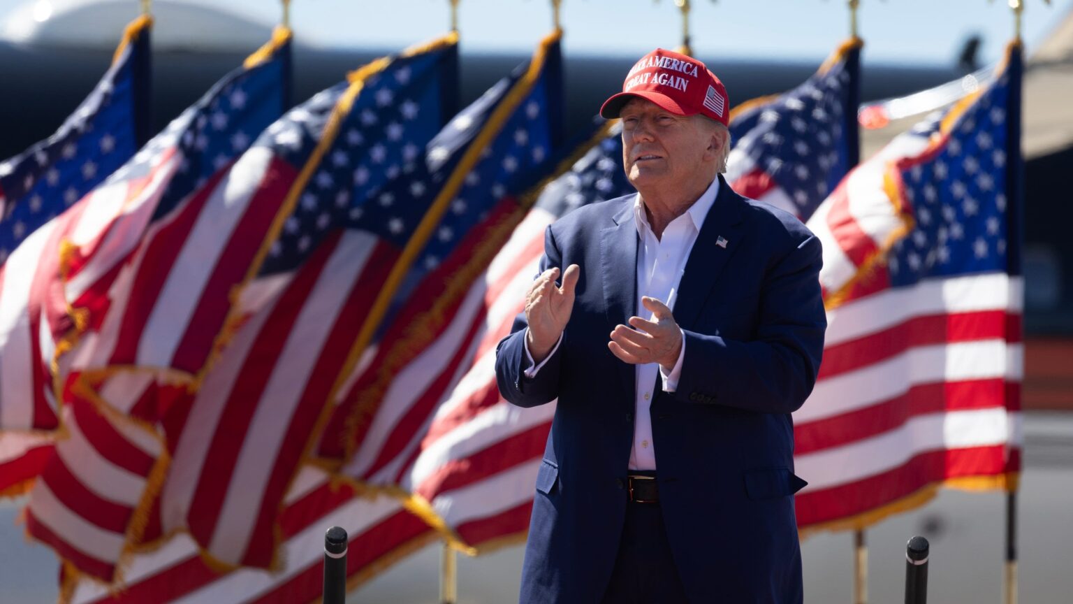 トランプ氏は78歳で、ほとんどまともな発言ができない。バイデン氏の年齢と健康状態を疑問視していた人たちはどこにいるのか？