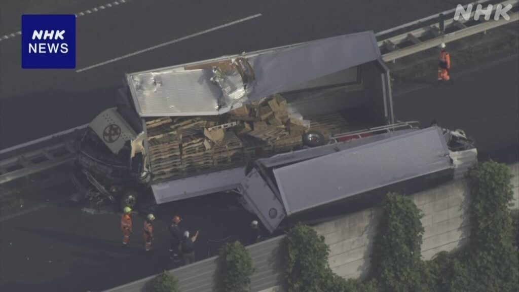 中央道 トラック2台が絡む事故 追突された運転手1人死亡