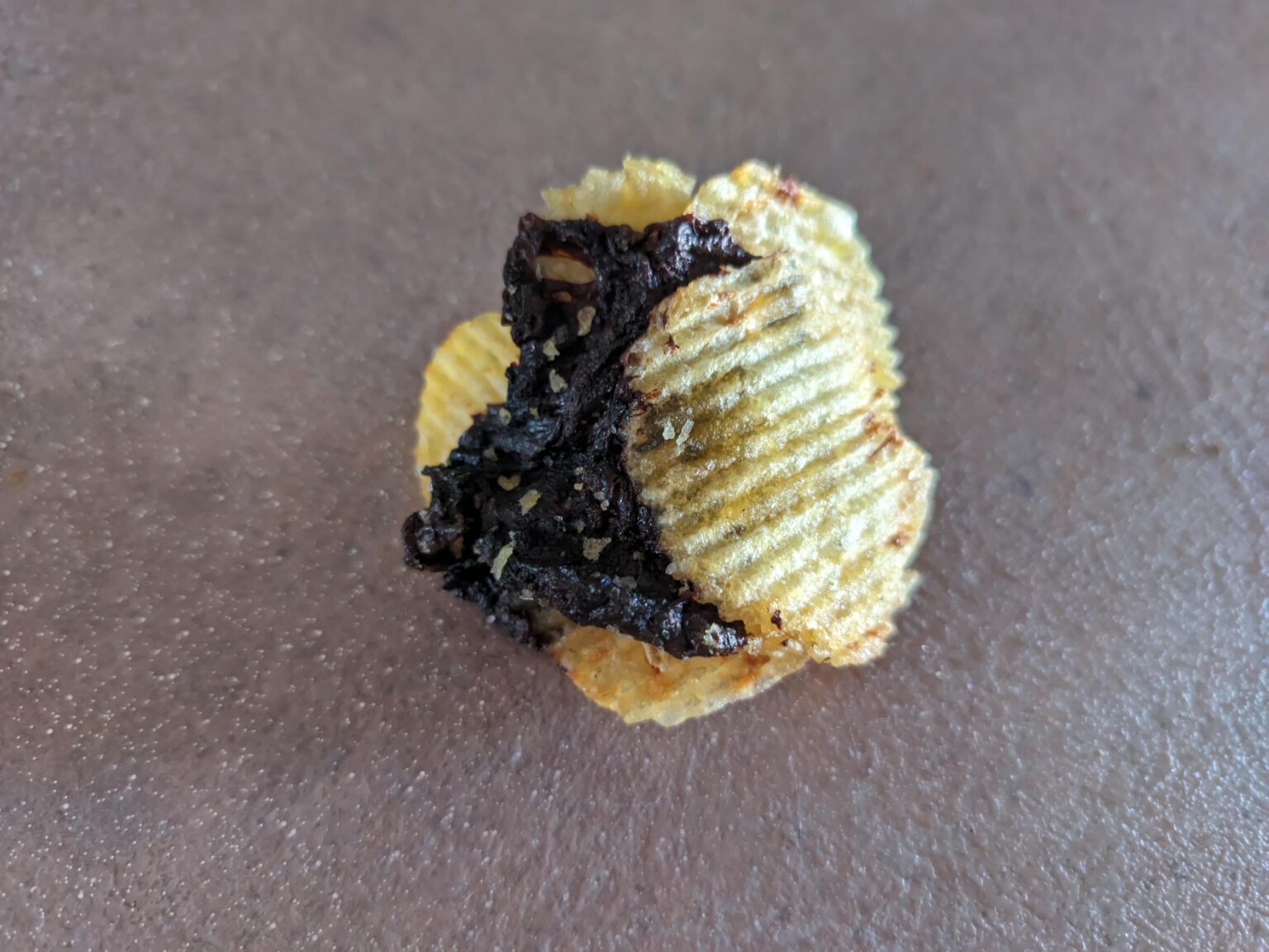 ポテトチップスの中にこれを見つけたらどうしますか？