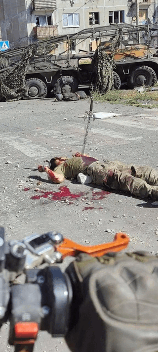 ロシア兵は、両手をテープで縛られた非武装のウクライナ人捕虜を剣で処刑した。/ 出典：衝突レポート