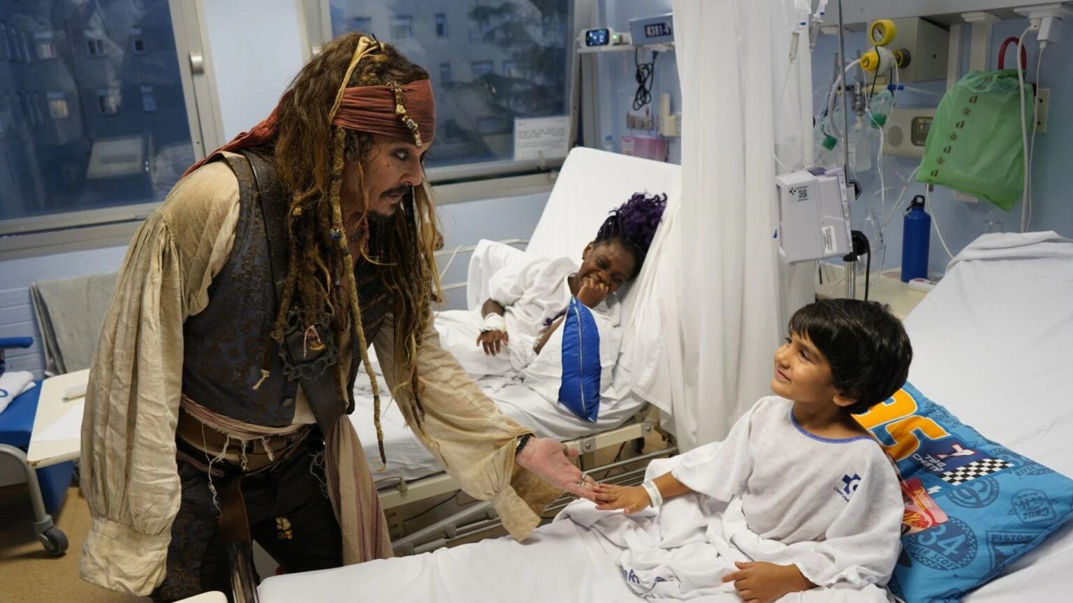 ジョニー・デップ、ジャック・スパロウに扮してドノスティア病院の子供たちを驚かせる