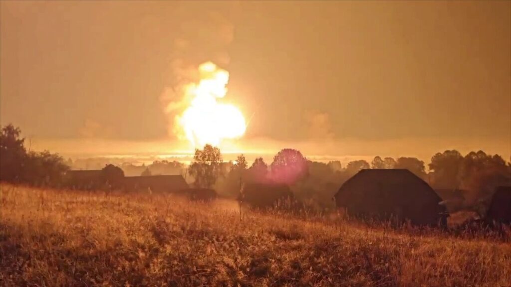 トロペツのロシア弾薬庫への攻撃後に大規模な爆発が発生 [56.5032829, 31.7219694]