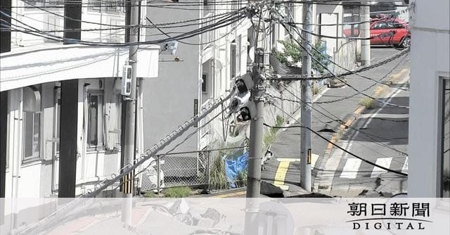 道路40メートルにわたって陥没、建物傾く 広島市が下水道工事中