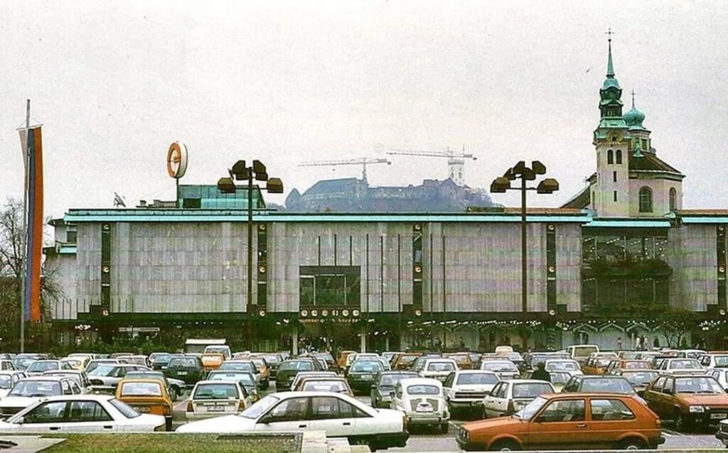 マキシ、背景には城。 1992年