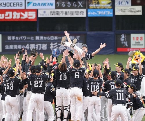 プロ野球【ソフトバンク】４年ぶりリーグ制覇！59年ぶり大阪の地で「里帰りＶ」小久保監督８度宙に舞う