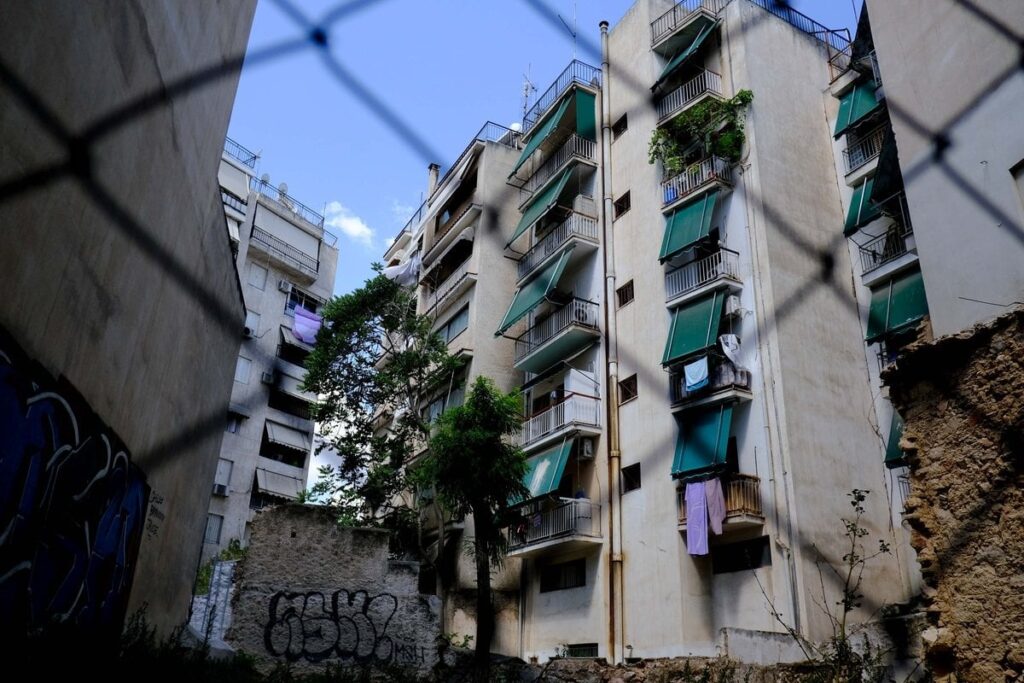 屋根は市場に引き渡され、政府のケアなしの「テナント世代」