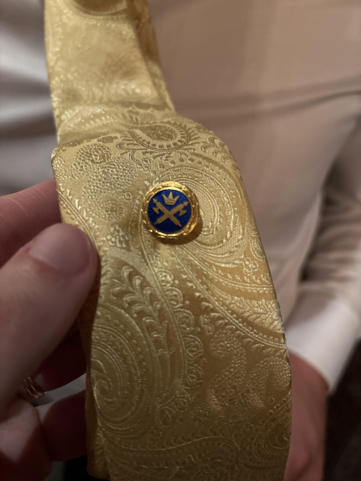 このピンのシンボルは何ですか? スウェーデンの中古品店で購入しました。