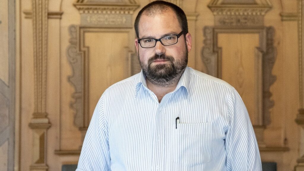 元州議会上院議員ベルンハルト・ディートヘルムは、性労働者を襲撃し絞殺した罪で9ヶ月の執行猶予付きの判決を受けた。