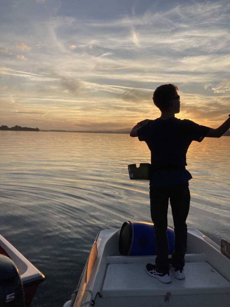 ムルテン湖で釣りをしながら美しい夕日を眺める