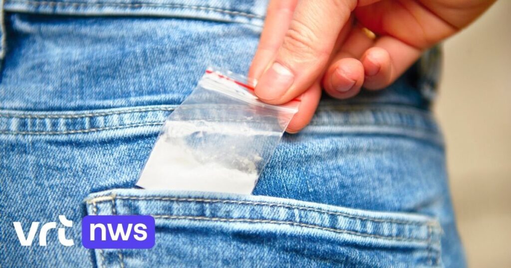男性（22）はアントワープ警察の尋問中にコカインの所持を命じられた。