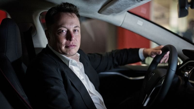 イーロン・マスクは不法移民を最も厳しく批判する人物の一人だ。彼はかつて自分の過去の移民ステータスを「グレーゾーン」と表現したことがある