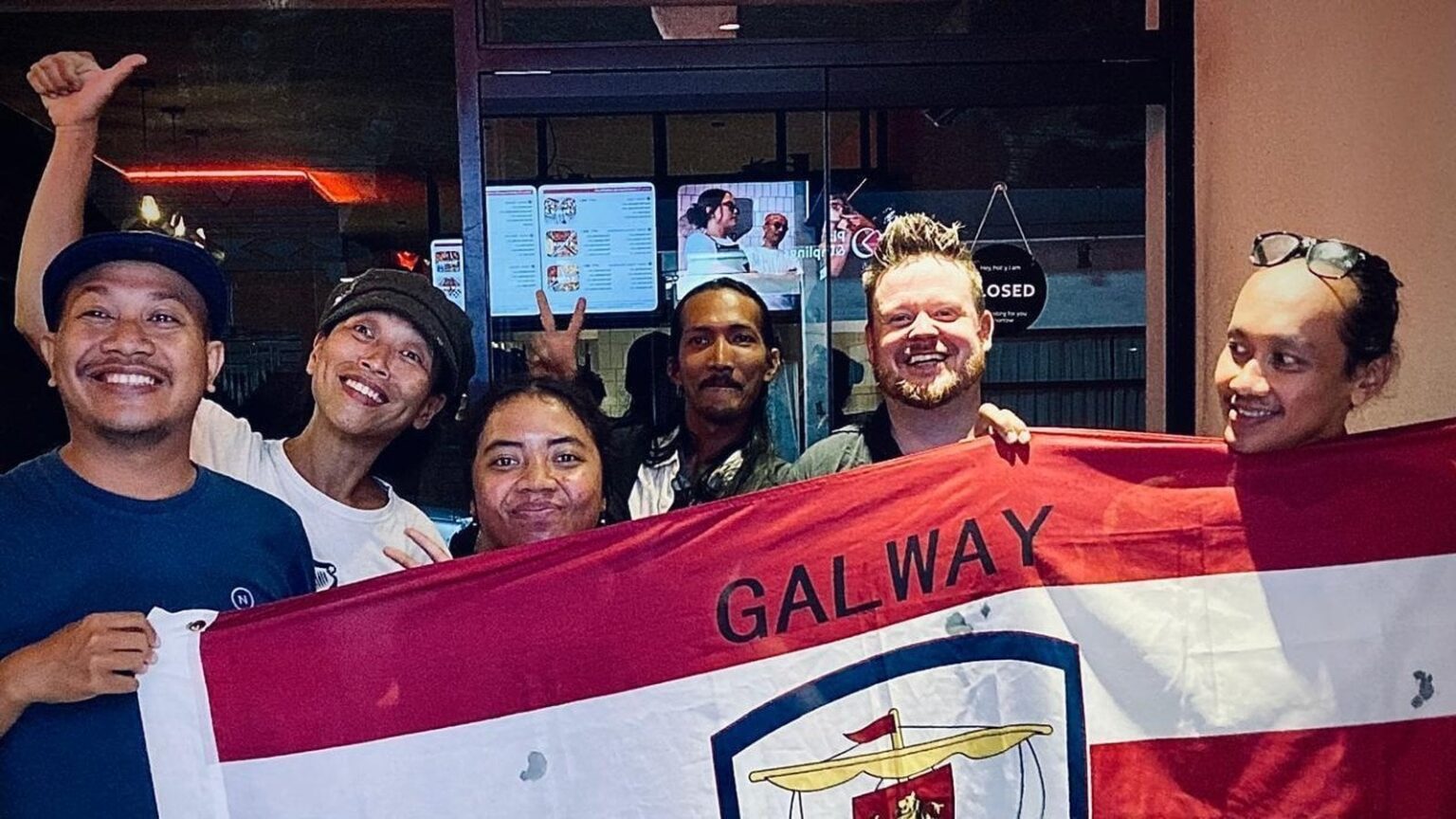 RTÉ: インドネシアのトラッドバンドが、その場しのぎのボードランでインドネシア各地で演奏しています!