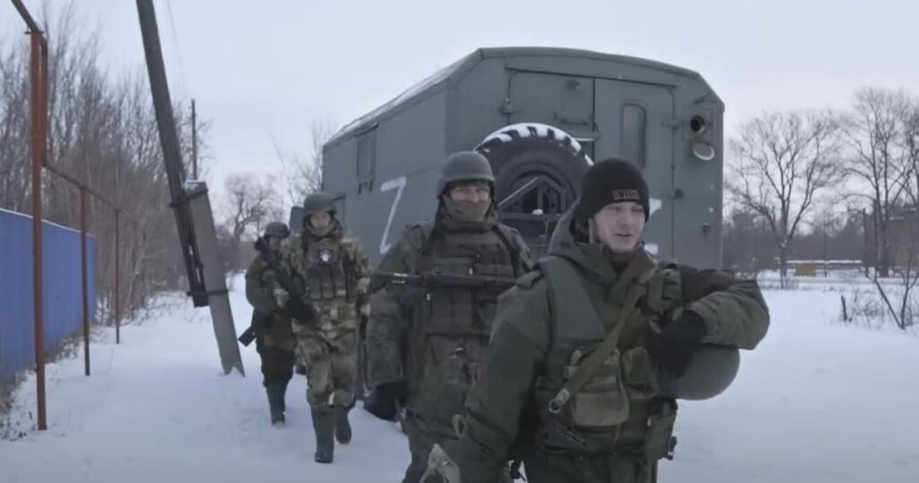 映画「戦争中のロシア人」は、ハリコフに爆弾を投下したパイロットの「実存的危機」を描写するのに失敗しました。それはなぜだと思いますか? そして、なぜこの映画が映画祭に出品されたのでしょうか? プーチンの戦争?