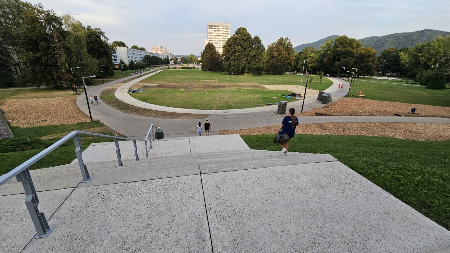 政府による 3 メガ (別名 SNP 祝典) の PR 活動により、BB の公園が破壊される