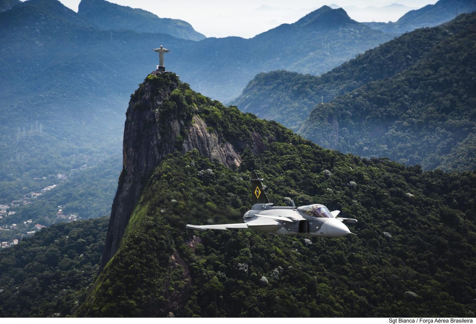リオデジャネイロのコルコバード上空を飛行するブラジル人のグリペン E