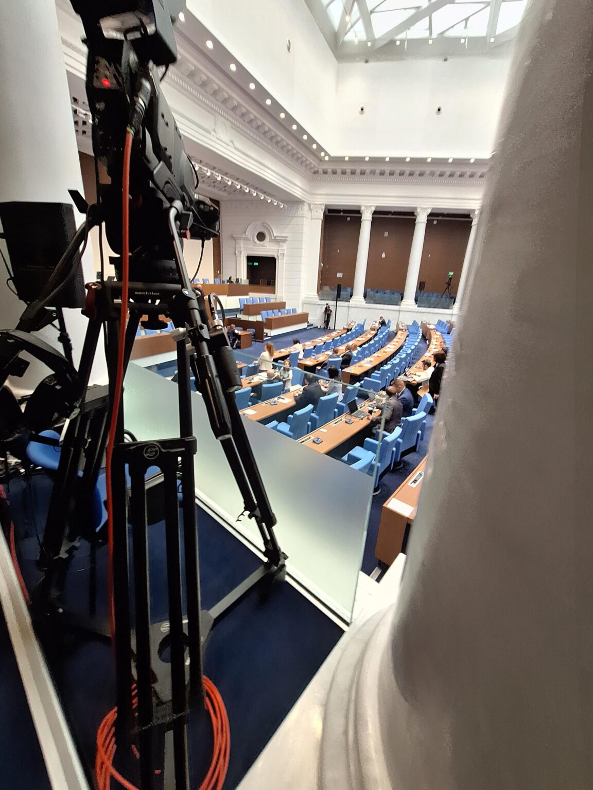 今日私は議会に行きましたが、何が見えましたか? 14 人の政治家がいて、その半数は電話で見つめ合っているか、ベンチに座って話し合っています。私たちは政治的危機に陥っています、兄弟 🤦‍♂️