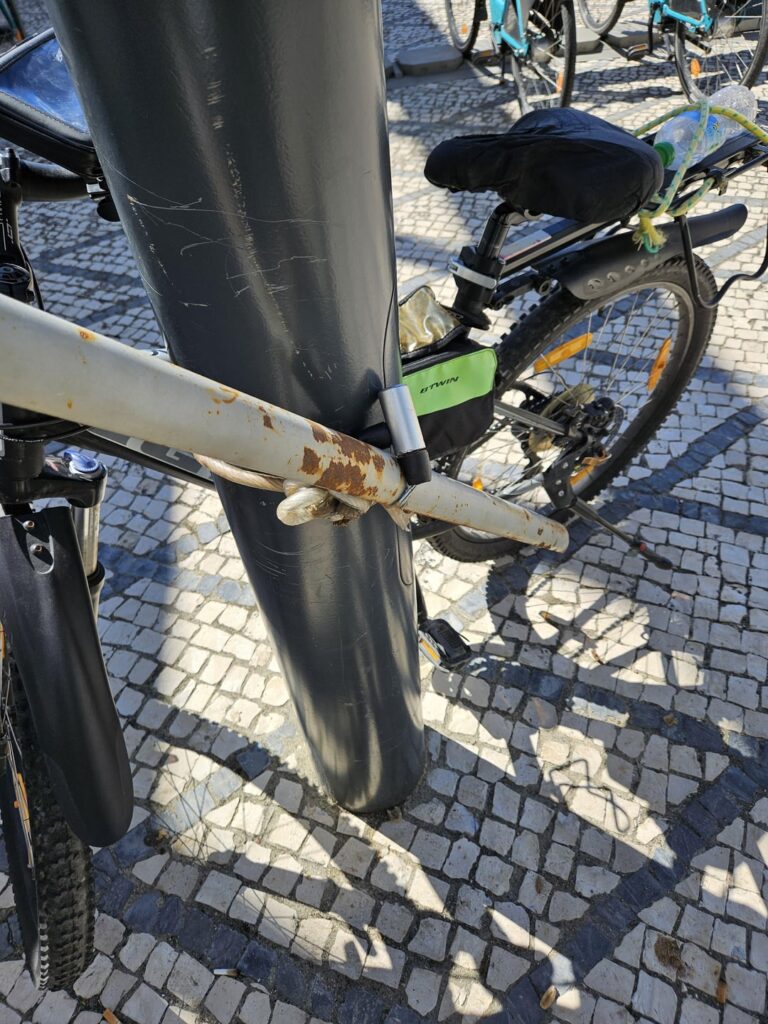 彼らは私の自転車を盗もうとしましたが、トラッカーだけを奪いました。 彼らは私の自転車を盗もうとしましたが、トラッカーだけを奪いました。