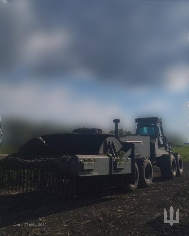 スウェーデンが供給したウクライナ陸軍第 47 独立工兵旅団の ScanJack 3500 地雷除去車両。
