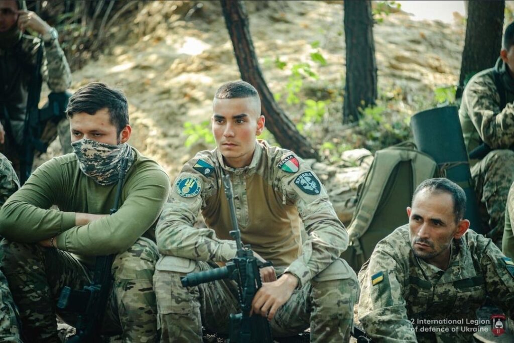 ウクライナ国際軍団 - イタリア、アメリカ、ブラジルのボランティアが塹壕戦とFPVドローンの訓練中。本日投稿