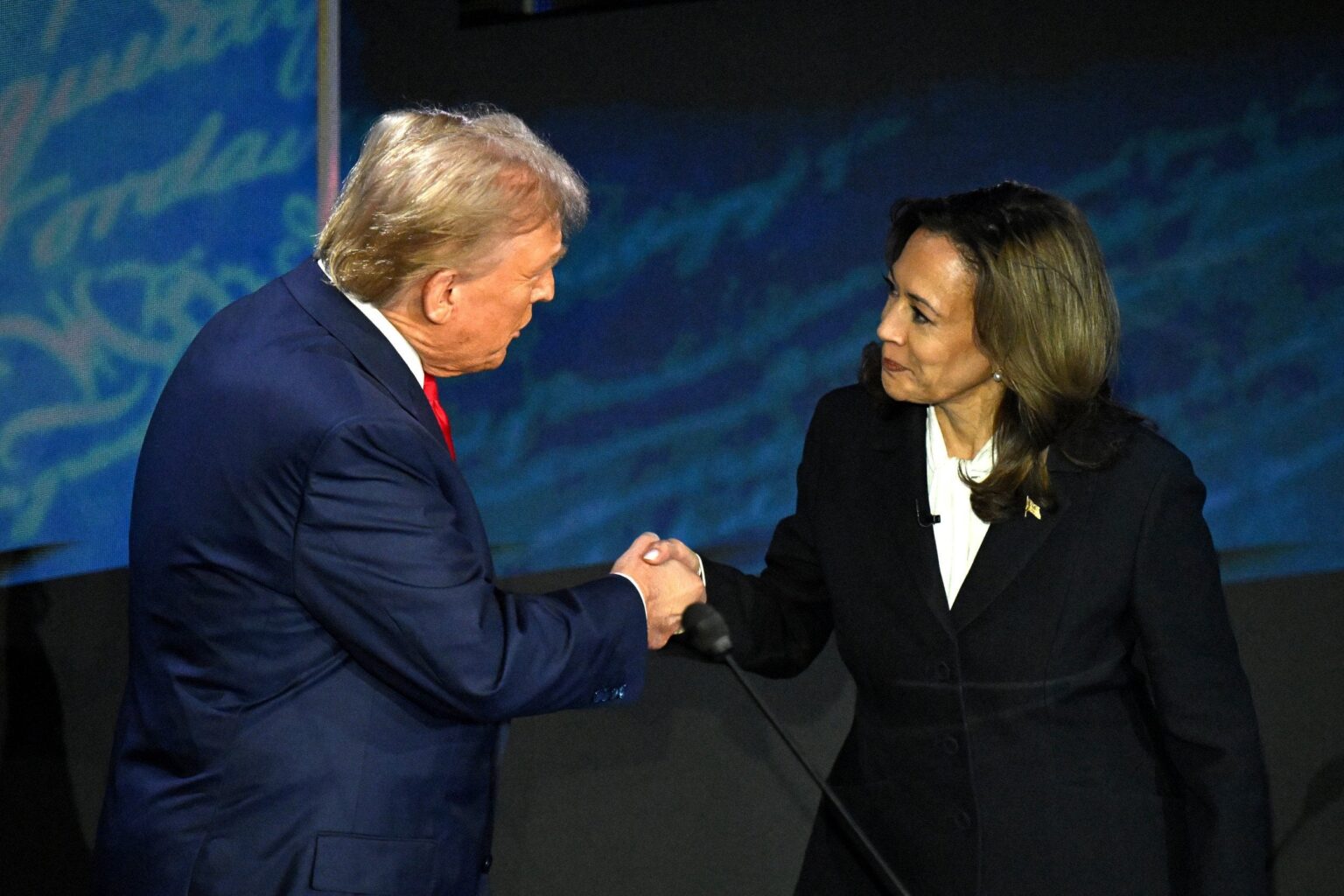 カマラ・ハリス陣営、真実ソーシャルの新たな広告でトランプ氏と対決