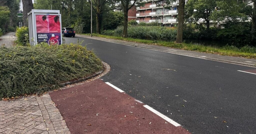 交通量の多い通りは再舗装されたが、自転車レーンが突然廃止される