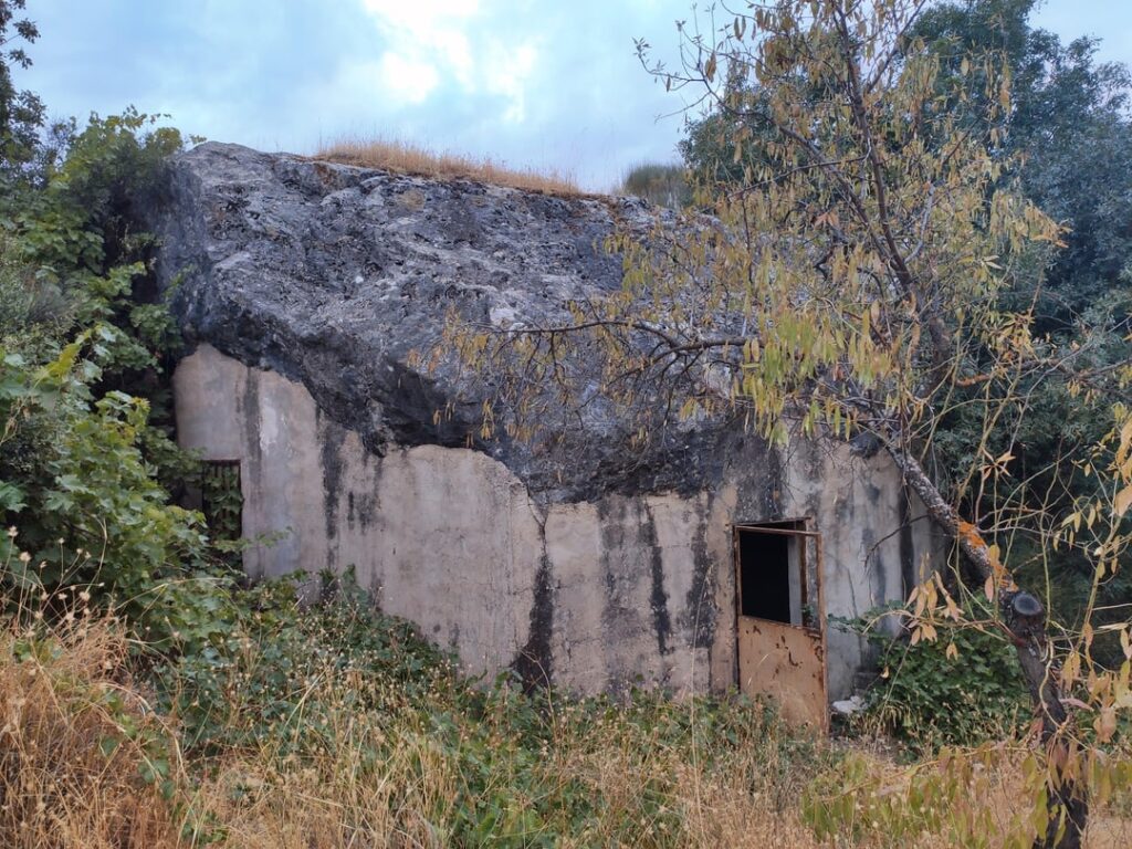 自然散策中に岩の下に古代の建造物を発見しました。