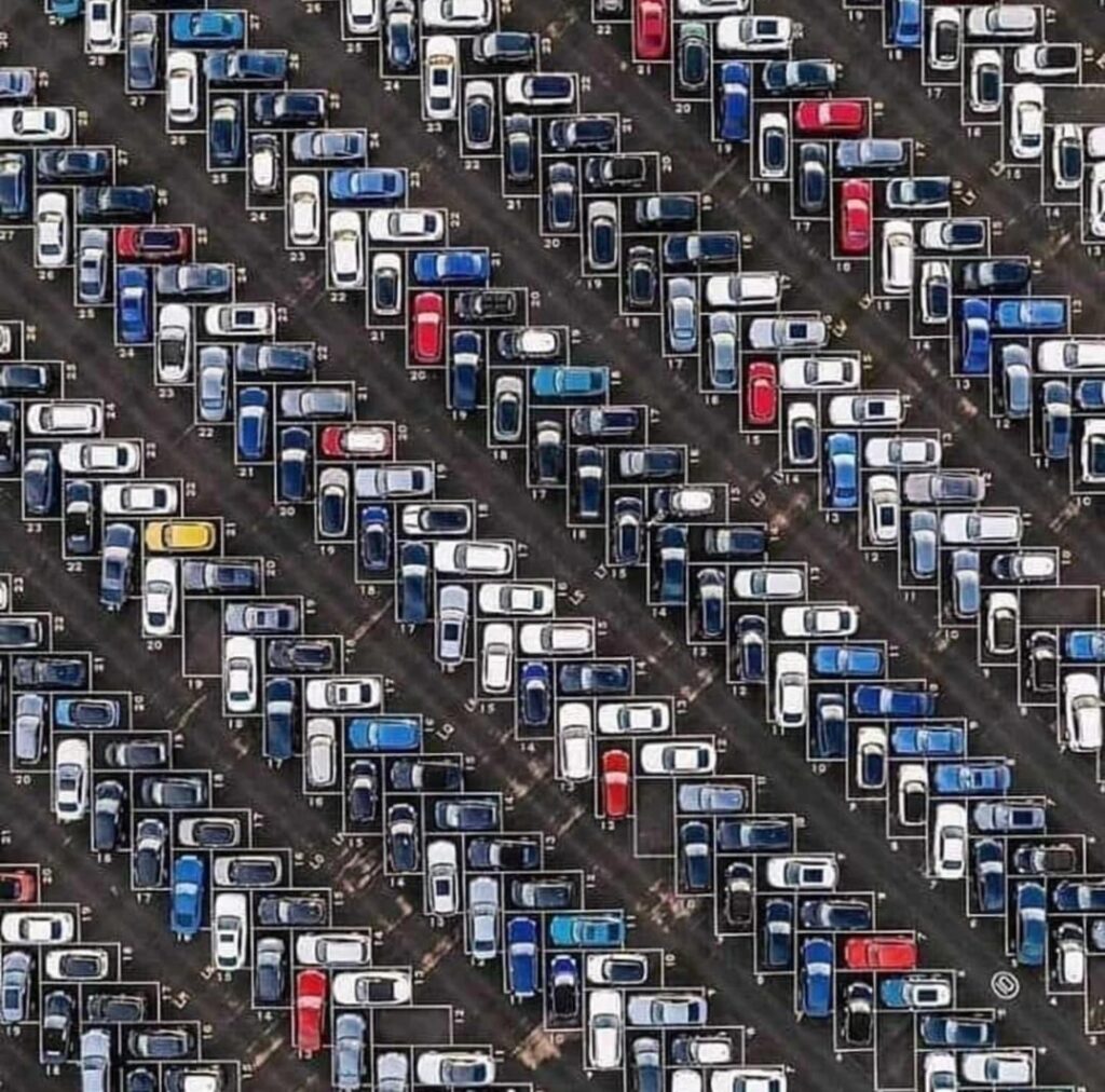 日本の駐車場とキプロスの駐車場
