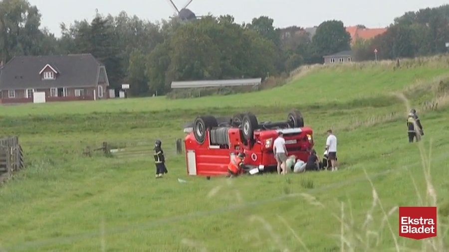 64歳消防士が事故死 [En brandmand er omkommet, efter at en brandbil væltede ned af en skråning og landede på taget i Højer lørdag]
