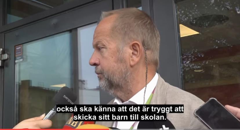 実際のところ、パダワンがスウェーデンの学校の校長になれるかどうかが心配だと思うのですが...