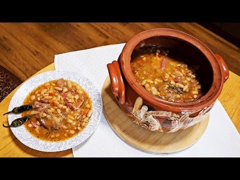鍋に豆を入れた最もおいしい豚すね肉