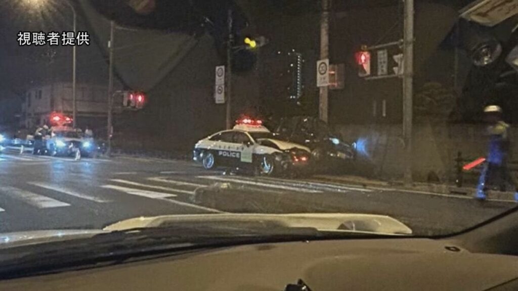 警察署前の交差点で緊急走行中のパトカーと軽乗用車が衝突 軽乗用車に乗っていた男女4人が重傷 埼玉・上尾市