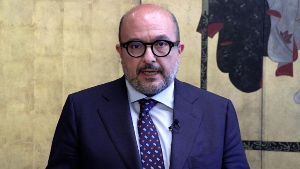 ジェンナーロ・サンジュリアーノ前大臣は、ローマ検察当局により横領と公機密の暴露・流布の疑いで捜査を受けている。会計検査院も調査中 ジェンナーロ・サンジュリアーノ前大臣は、ローマ検察当局により横領と公機密の暴露・流布の疑いで捜査を受けている。会計検査院も調査中