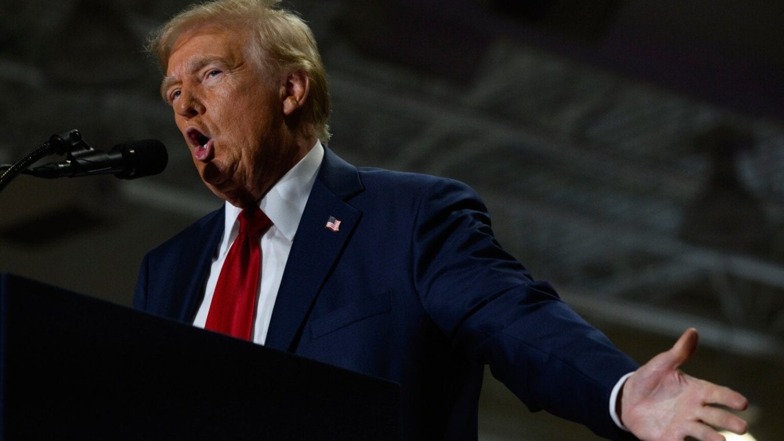 トランプ大統領、犯罪阻止のため警察に「暴力の日」を与えることを提案