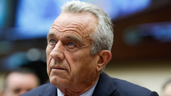 既婚のRFKジュニア（70歳）は、記者オリビア・ヌッツィ（31歳）の「親密な」写真を持っていると自慢した。