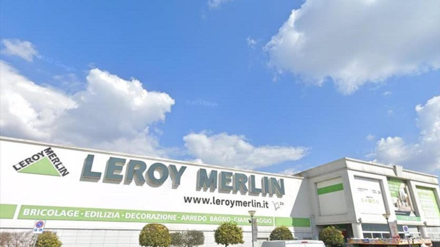 リロイ・マーリンの自警団員2人が盗品の「平行市場」を作った疑いで告発、容疑者は全従業員と自警団員合わせて20人で、被害額は数百万ドルに上る リロイ・マーリンの自警団員2人が盗品の「平行市場」を作った疑いで告発、容疑者は全従業員と自警団員合わせて20人で、被害額は数百万ドルに上る