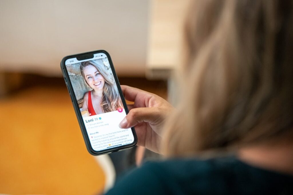Tinderでパートナーを探しているスロベニア人：「誰かとライブで話すのは奇妙だ」