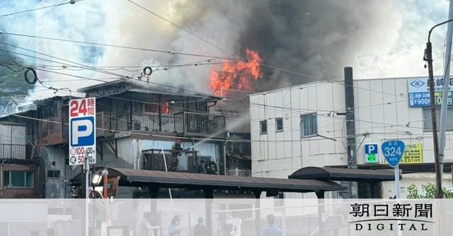 長崎市繁華街「思案橋」近くの建物密集地で火災 80代女性が重傷
