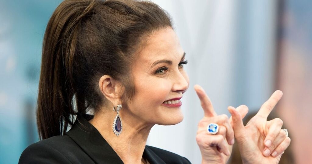 元ワンダーウーマンのリンダ・カーター、アリゾナ州民に妹に投票しないよう呼びかけ