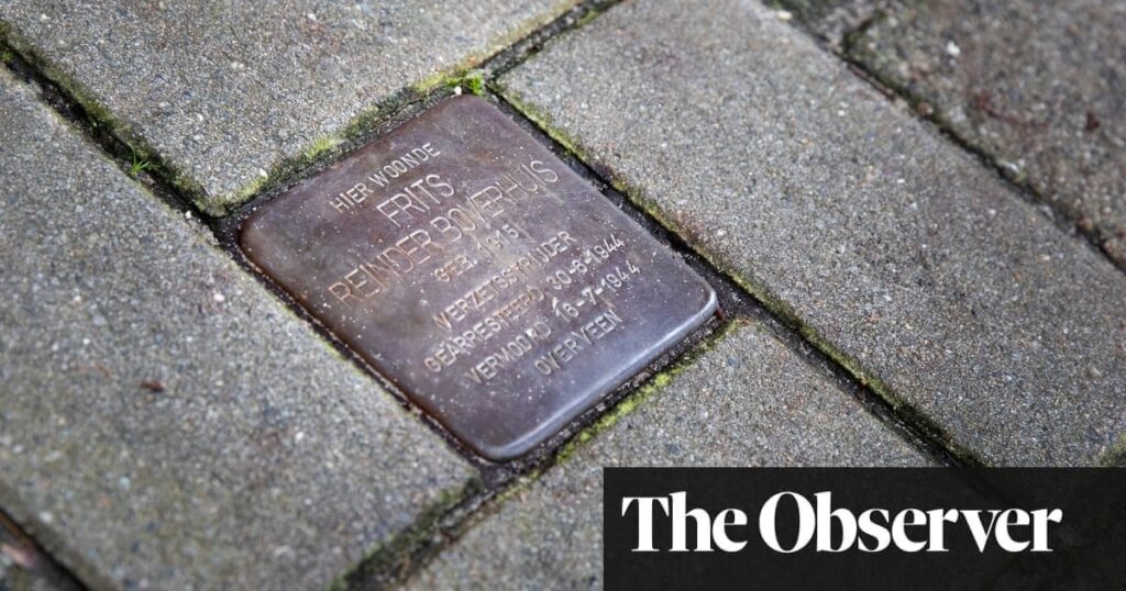 ナチスの犠牲者に「つまずきの石」の銘板を渡すかどうかでオランダが論争 | ガーディアン
