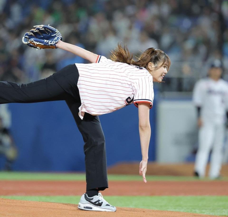 フジテレビがやらかし、人気アイドルの始球式で改名前のグループ名を連呼