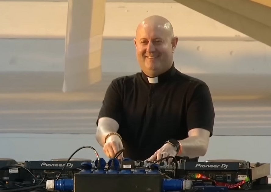 ギリェルメ神父、テクノビートとゴスペルをミックスする DJ 司祭