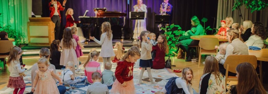 イベント「Concert for the Littlest Ones」のチケットを 3 枚配らないでください。
