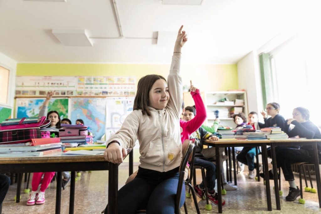 不平等な学校: 特にセンターと南部で、全日制、ジムと食堂のある生徒は半数未満