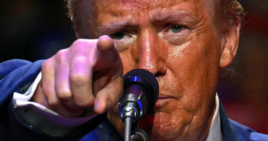 集会でのトランプ氏の新たな憎悪に満ちた暴言は町のリーダーによって厳しく論破される