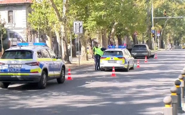 電気自動車が、子供2人を乗せてベビーカーを押して横断中の女性を衝突した。この場合、法律によれば、やはりドライバーに過失があるのでしょうか？